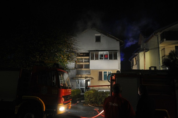 Избио пожар у Земун пољу: Станари евакуисани, интервенисао велики број ватрогасаца (ФОТО/ВИДЕО)